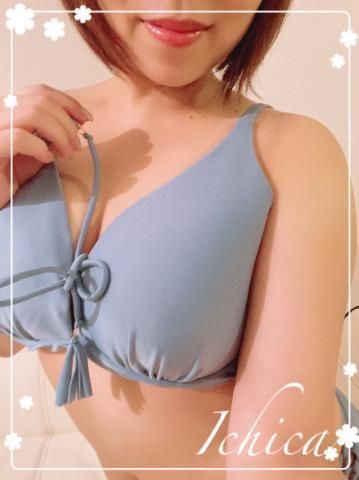 人をダメにするぷるるんおっぱい！！ 神巨乳マシュマロ風味 神が与えしぽちゃパイにスケ水着やマイクロビキニ等を着せ、トロけ出す巨乳を接写や騎乗位で揺れを楽しみパイズリ等を楽しんで気持ちいい女体を堪能する